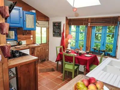 Cuisine ou kitchenette dans l'établissement Holiday Home Le Petit Poirier by Interhome