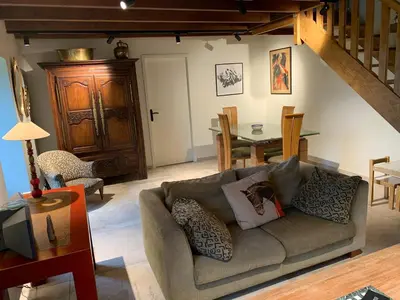 Coin salon dans l'établissement Cottage Tea Mamm , écrin de verdure et son jardin de thé, 3 étoiles