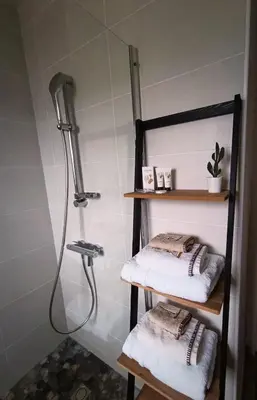 Salle de bains dans l'établissement Maison de vacances Ty Zoizos à 250 m de la plage