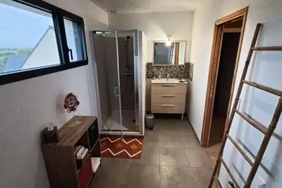Salle de bains dans l'établissement Maison de vacances Ty Zoizos à 250 m de la plage