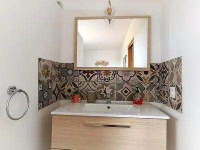 Salle de bains dans l'établissement Maison de vacances Ty Zoizos à 250 m de la plage