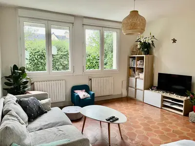 Télévision ou salle de divertissement dans l'établissement Maison au calme à Dirinon