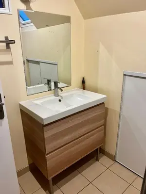 Salle de bains dans l'établissement Maison au calme à Dirinon