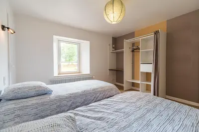Un ou plusieurs lits dans un hébergement de l'établissement Gîte de Kerduraison - Maison avec grand jardin