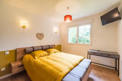 Télévision ou salle de divertissement dans l'établissement Gîte de Kerduraison - Maison avec grand jardin
