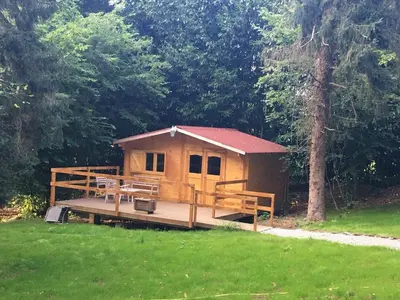 Jardin de l'établissement Cabane au milieu des bois