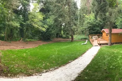 Jardin de l'établissement Cabane au milieu des bois