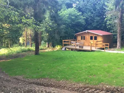 Jardin de l'établissement Cabane au milieu des bois