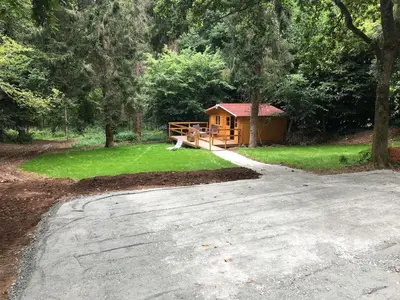 Jardin de l'établissement Cabane au milieu des bois