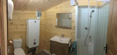 Salle de bains dans l'établissement Cabane au milieu des bois