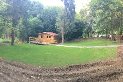 Jardin de l'établissement Cabane au milieu des bois