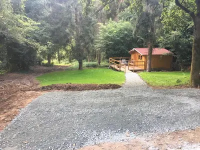 Jardin de l'établissement Cabane au milieu des bois