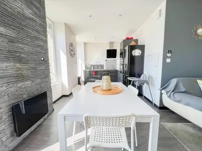 Télévision ou salle de divertissement dans l'établissement Superbe appartement T3 cosy de 60m2