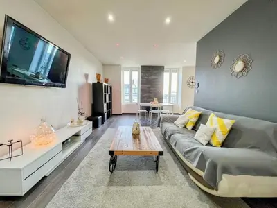Télévision ou salle de divertissement dans l'établissement Superbe appartement T3 cosy de 60m2