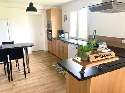 Cuisine ou kitchenette dans l'établissement TY LOC POULFOEN