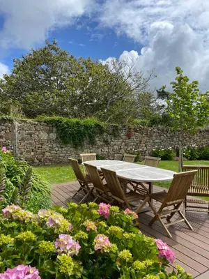 Jardin de l'établissement Les Cottages du Manoir, Jacuzzi -Crozon