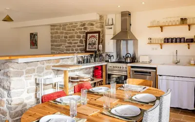 Cuisine ou kitchenette dans l'établissement Gîtes de Lézinadou - 8 personnes - Plomeur La Torche - 3 étoiles