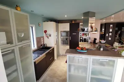 Cuisine ou kitchenette dans l'établissement Maison Kermajo