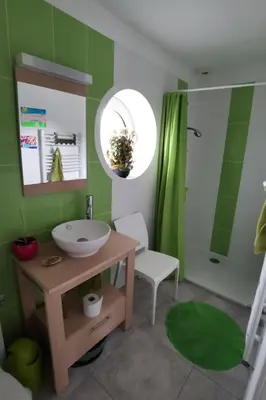 Salle de bains dans l'établissement Maison Kermajo