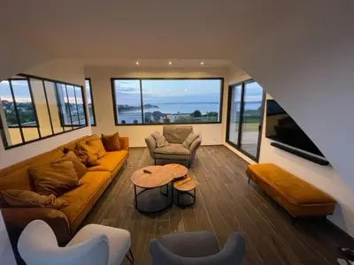 Coin salon dans l'établissement Maison contemporaine avec vue mer, piscine intérieure, classée 5 étoiles