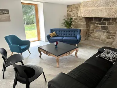 Coin salon dans l'établissement Magnifique longère au calme de Kerminaouet