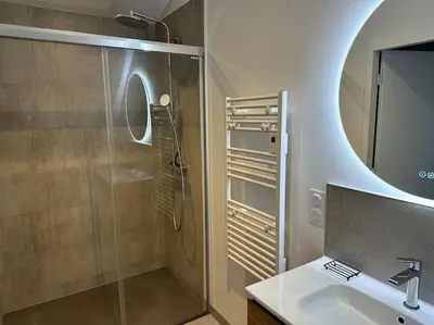Salle de bains dans l'établissement Magnifique longère au calme de Kerminaouet