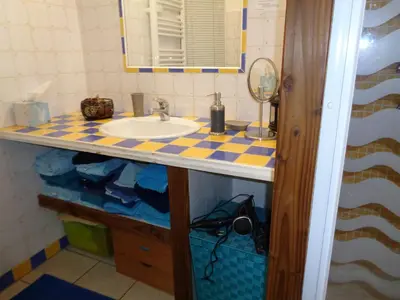 Salle de bains dans l'établissement Les chambres de Kerael