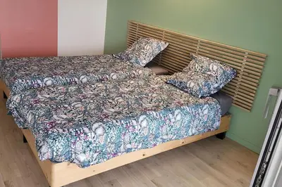 Un ou plusieurs lits dans un hébergement de l'établissement La boite à coucou, Appartement pour 6 personnes, avec jardin , vue mer, à 400 m de la plage pors mabo
