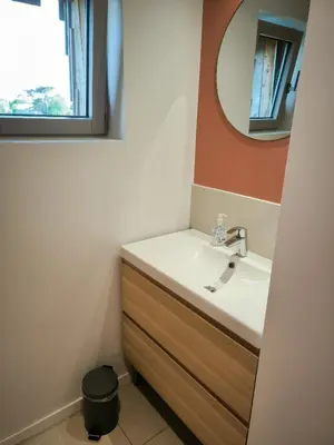 Salle de bains dans l'établissement La boite à coucou, Appartement pour 6 personnes, avec jardin , vue mer, à 400 m de la plage pors mabo