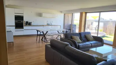 Cuisine ou kitchenette dans l'établissement La boite à coucou, Appartement pour 6 personnes, avec jardin , vue mer, à 400 m de la plage pors mabo