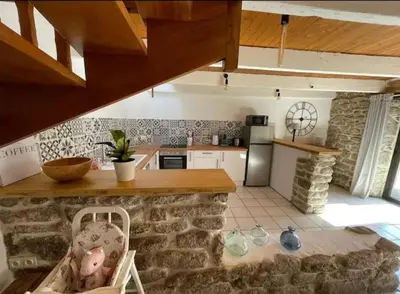 Cuisine ou kitchenette dans l'établissement Maison de pêcheur BORD DE MER bois et pierre 6-8 pers