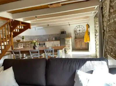 Cuisine ou kitchenette dans l'établissement Maison de pêcheur BORD DE MER bois et pierre 6-8 pers