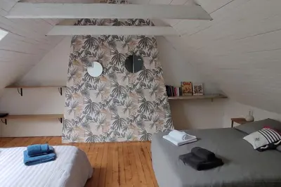 Un ou plusieurs lits dans un hébergement de l'établissement Maison de pêcheur BORD DE MER bois et pierre 6-8 pers