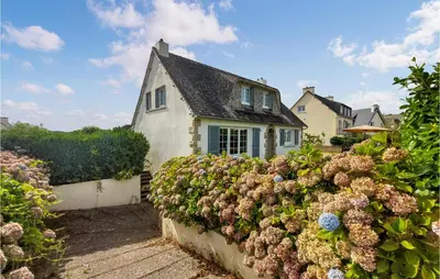 Jardin de l'établissement Gorgeous Home In Morlaix With Kitchen