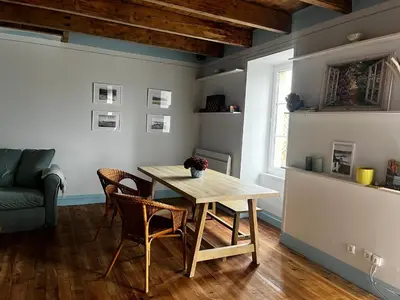 Coin salon dans l'établissement La maison sur le rivage, vue mer centre village