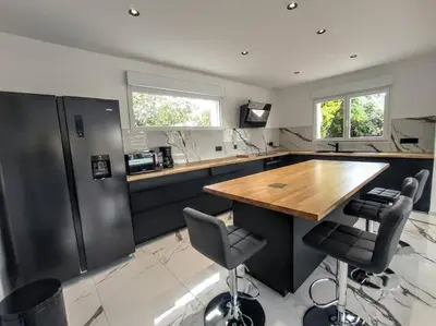 Cuisine ou kitchenette dans l'établissement Villa à 900m des plages