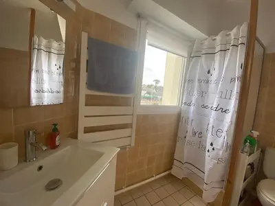 Salle de bains dans l'établissement Studio vue mer face à la plage