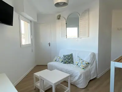 Un ou plusieurs lits dans un hébergement de l'établissement Studio vue mer face à la plage