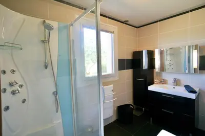 Salle de bains dans l'établissement Kêr Melen