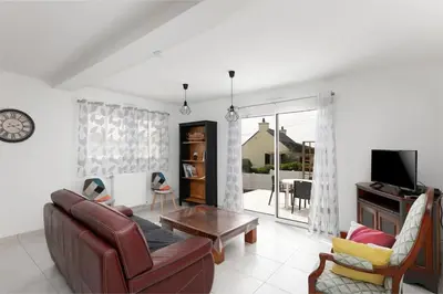 Télévision ou salle de divertissement dans l'établissement Maison neuve au centre-ville proche de l'aéroport