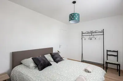 Un ou plusieurs lits dans un hébergement de l'établissement Maison neuve au centre-ville proche de l'aéroport