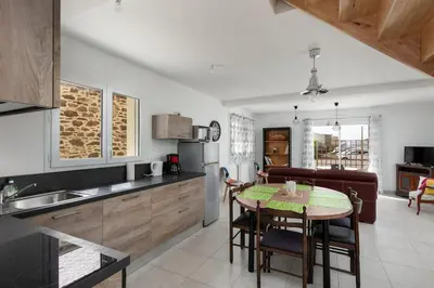 Cuisine ou kitchenette dans l'établissement Maison neuve au centre-ville proche de l'aéroport