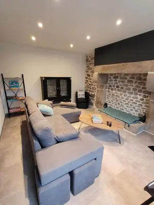 Coin salon dans l'établissement Maison familiale proche plages avec jacuzzi