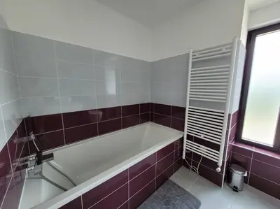 Salle de bains dans l'établissement Maison familiale proche plages avec jacuzzi