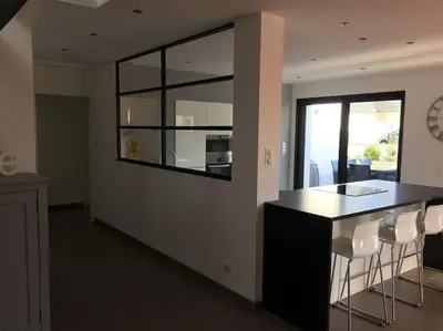 Cuisine ou kitchenette dans l'établissement Maison contemporaine 8 personnes Bénodet