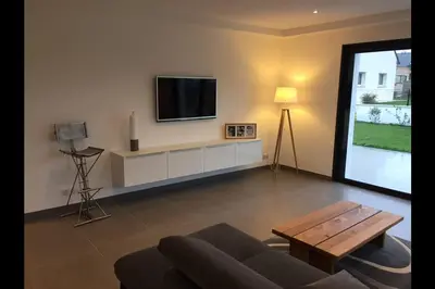 Télévision ou salle de divertissement dans l'établissement Maison contemporaine 8 personnes Bénodet