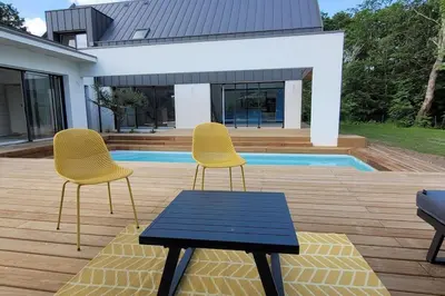 Piscine de l'établissement Villa neuve contemporaine avec piscine ou située à proximité