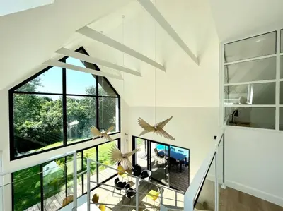 Coin salon dans l'établissement Villa neuve contemporaine avec piscine