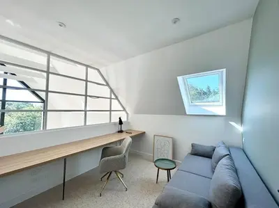 Coin salon dans l'établissement Villa neuve contemporaine avec piscine