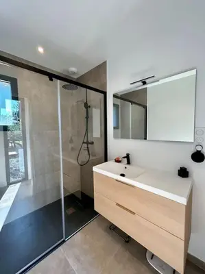 Salle de bains dans l'établissement Villa neuve contemporaine avec piscine